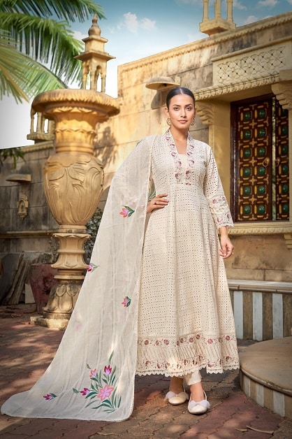 Featuring elegant embroidery and a straight-cut design—perfect for office wear and everyday style.